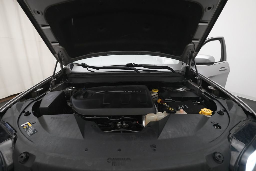 Used 2019 Jeep Cherokee Limited image 3