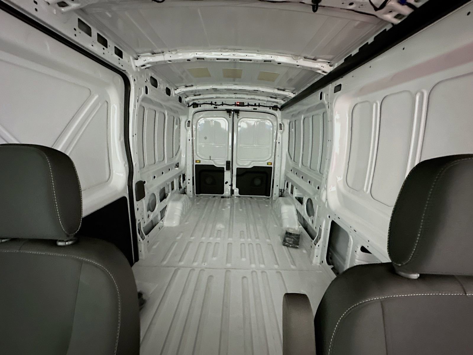Used 2023 Ford E-Transit Medium Roof image 23