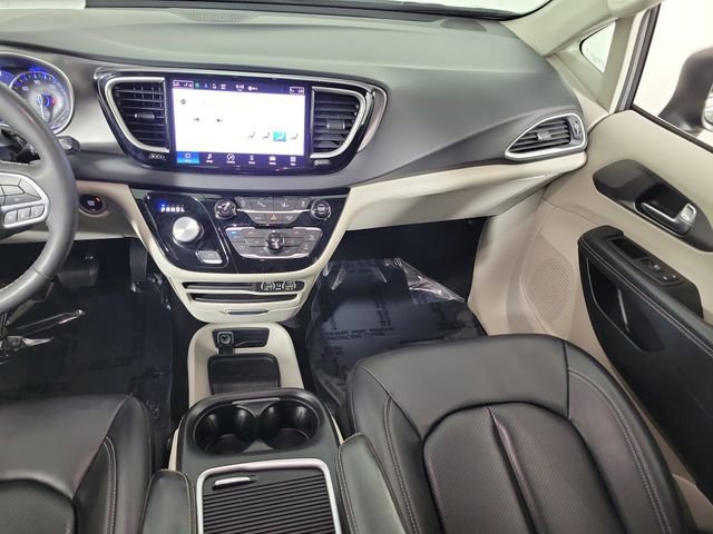 Used 2023 Chrysler Pacifica Touring-L FWD image 17