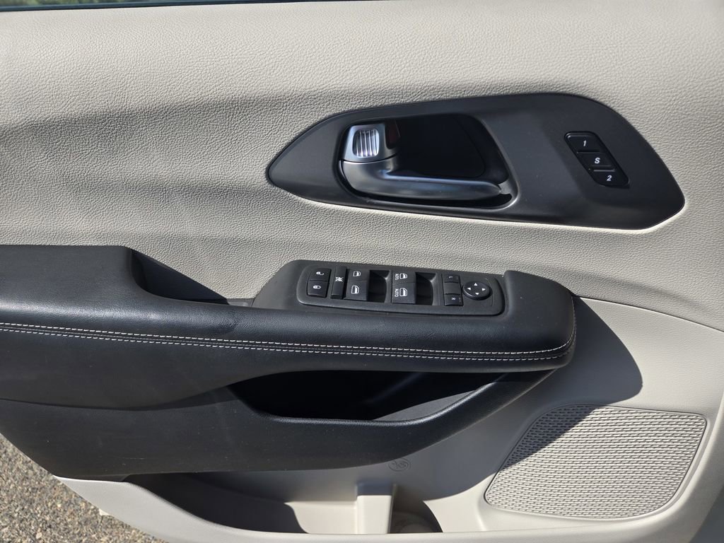Used 2022 Chrysler Pacifica Touring-L FWD image 27