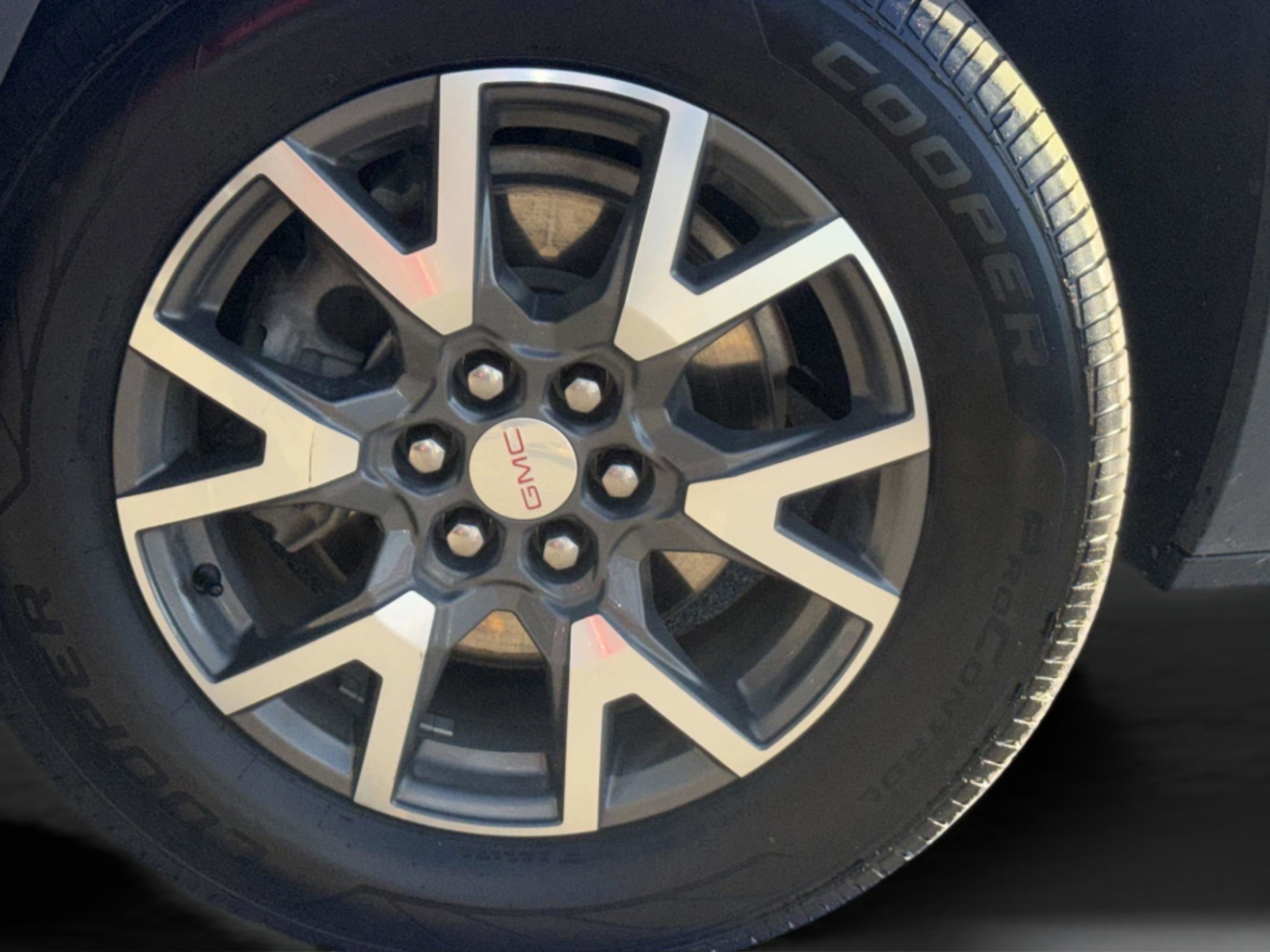 Used 2023 GMC Acadia SLE image 30