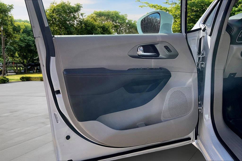 Used 2022 Chrysler Pacifica Touring-L w/ Uconnect Theater Family Group image 22