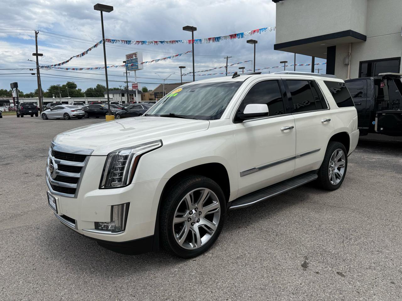 Used 2015 Cadillac Escalade Luxury AWD/4WD image 2