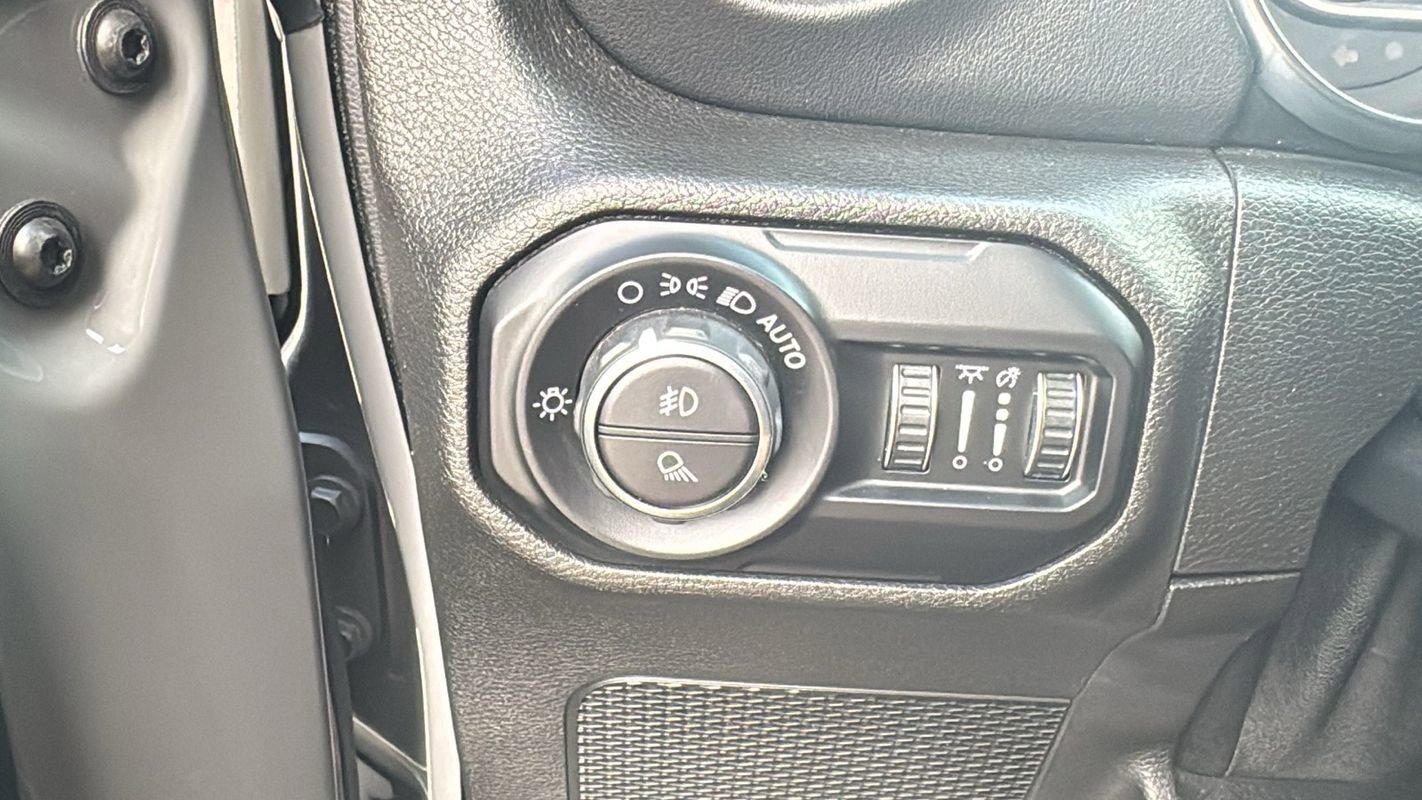 Used 2020 Jeep Gladiator Overland w/ Popular Equipment Package AWD/4WD image 27