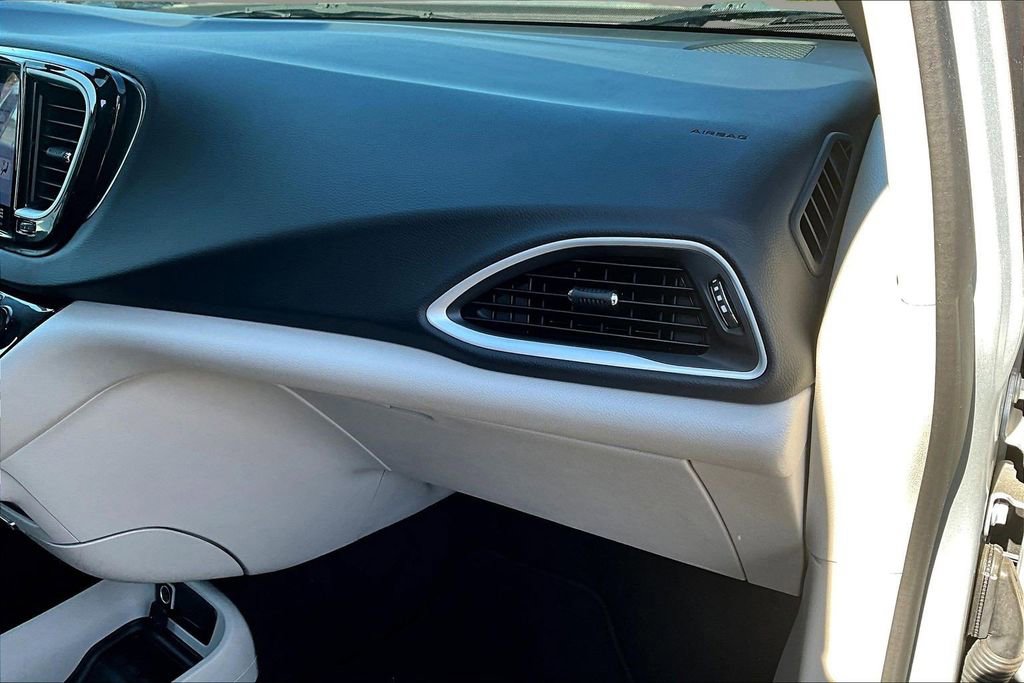 Used 2023 Chrysler Pacifica Touring-L image 27