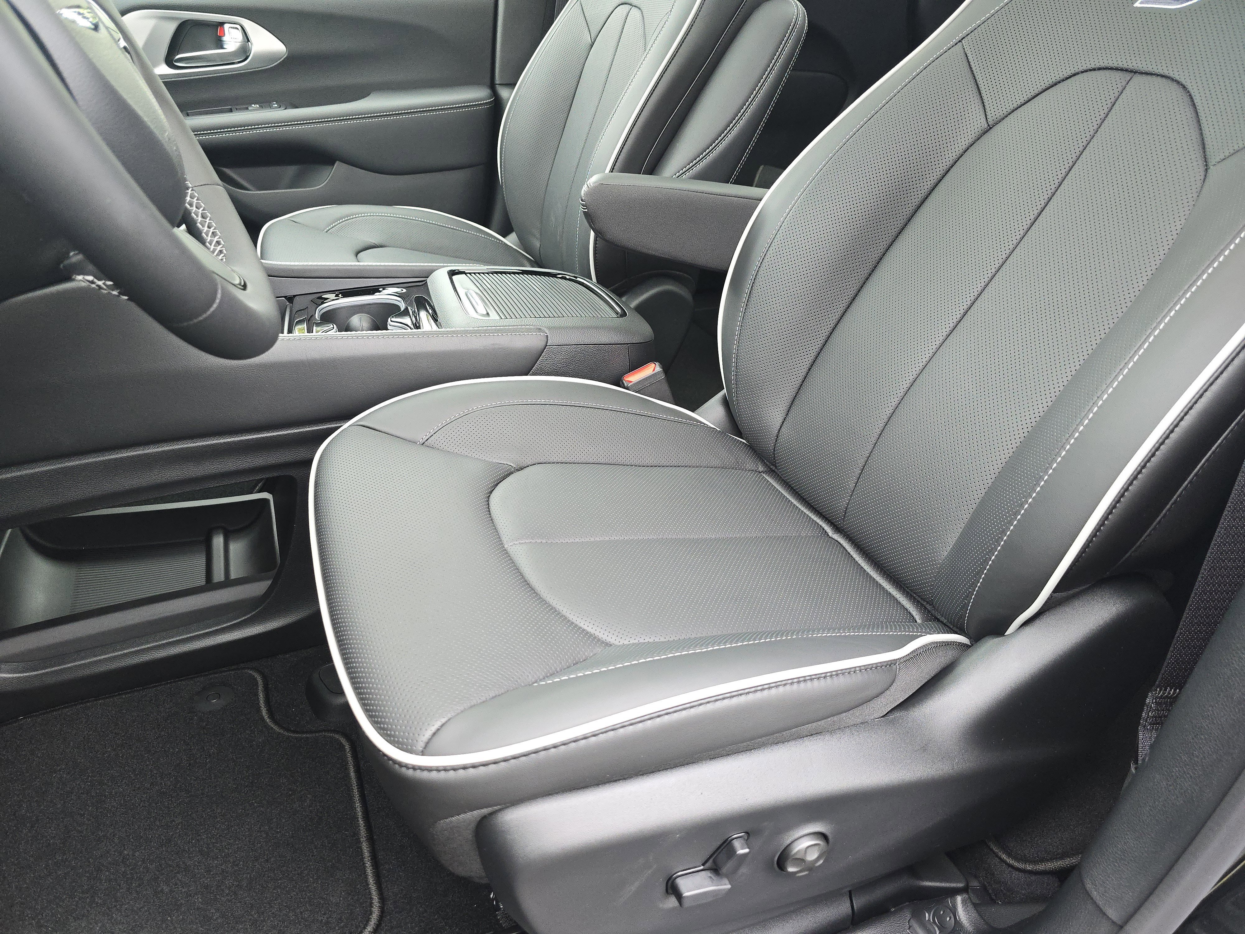 New 2026 Chrysler Pacifica Limited w/ S Appearance Package image 26