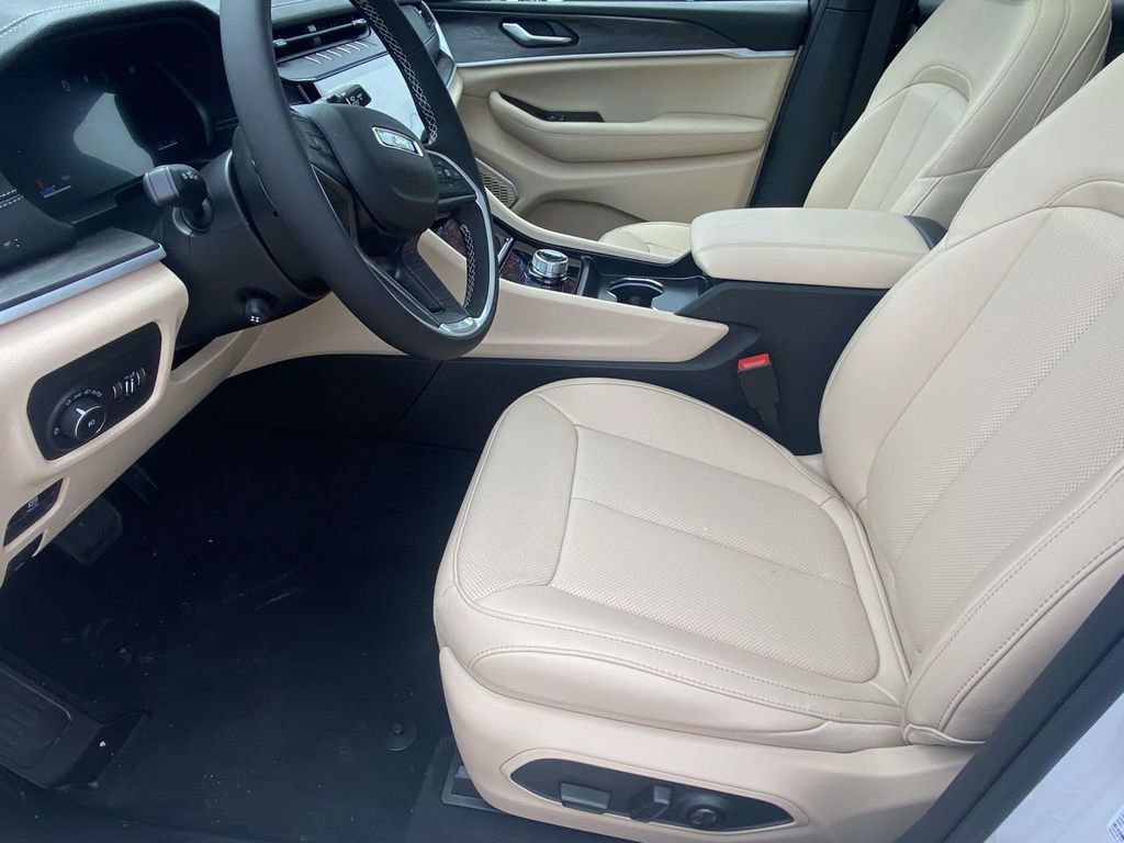 New 2026 Jeep Grand Cherokee L Limited w/ Luxury Tech Group II RWD image 9