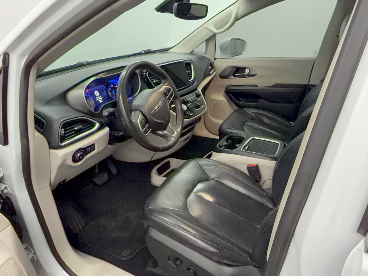 Used 2022 Chrysler Pacifica Touring-L FWD image 4