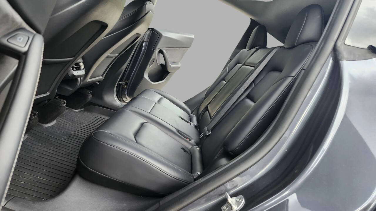 Used 2022 Tesla Model Y Long Range image 27