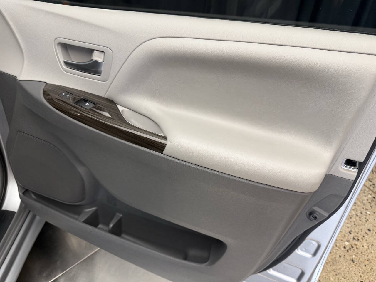 Used 2015 Toyota Sienna XLE w/ XLE Navigation Package FWD image 22
