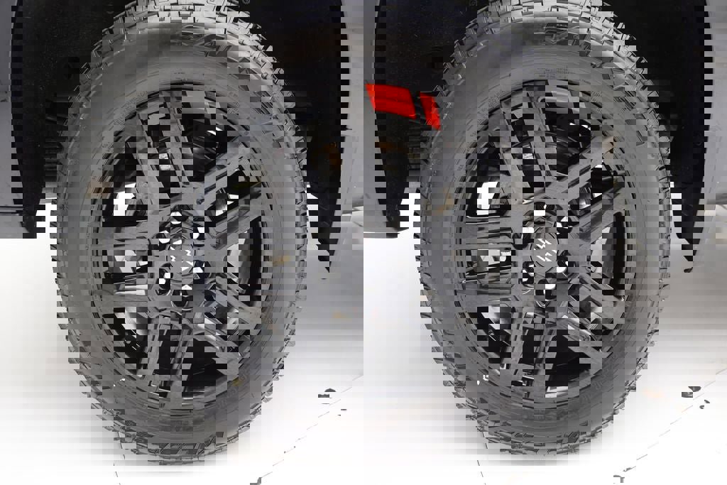 Used 2023 Chevrolet Silverado 1500 RST w/ Redline Edition AWD/4WD image 10