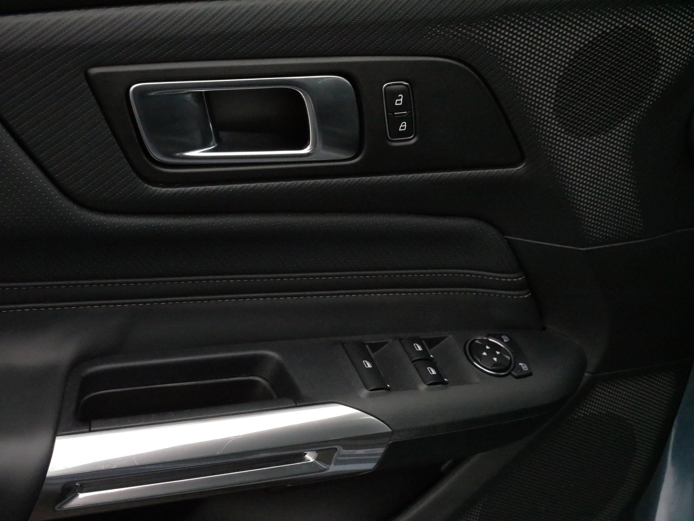 Used 2025 Ford Mustang Premium image 19