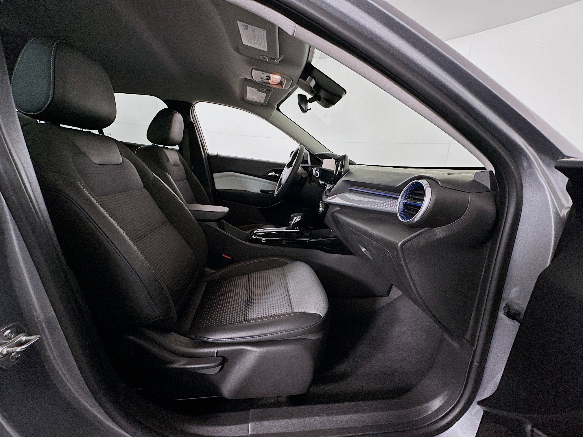 Used 2025 Chevrolet Trax LT image 29