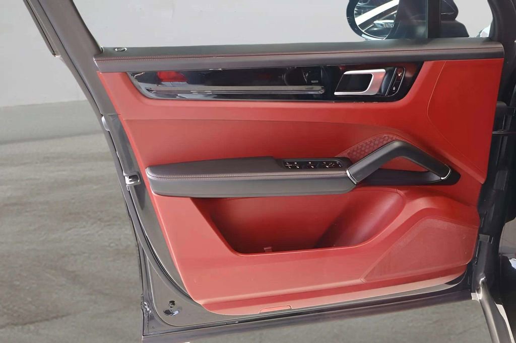 Used 2019 Porsche Cayenne Base image 31