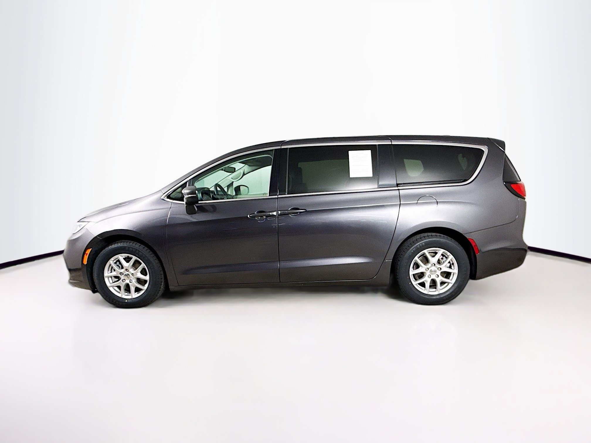 Used 2023 Chrysler Pacifica Touring-L FWD image 7