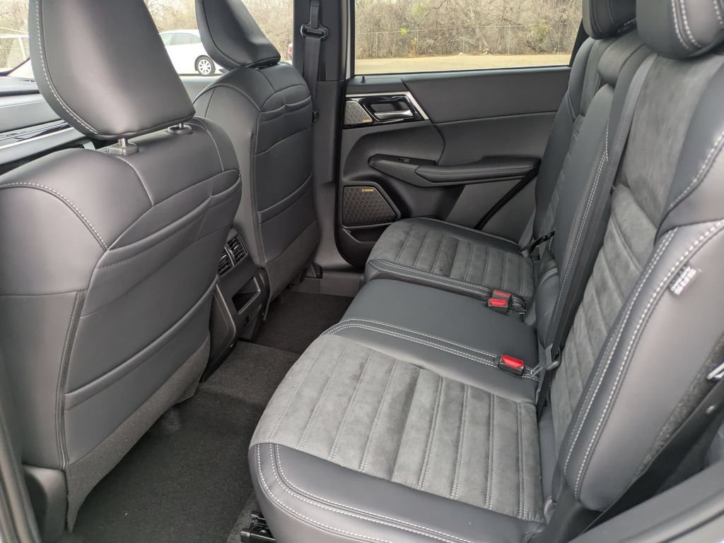 New 2026 Mitsubishi Outlander SE FWD image 13