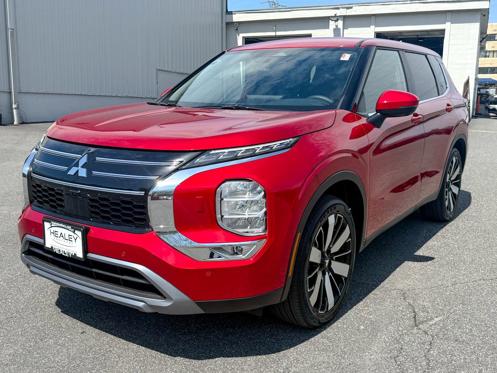 Used 2025 Mitsubishi Outlander SE image 3
