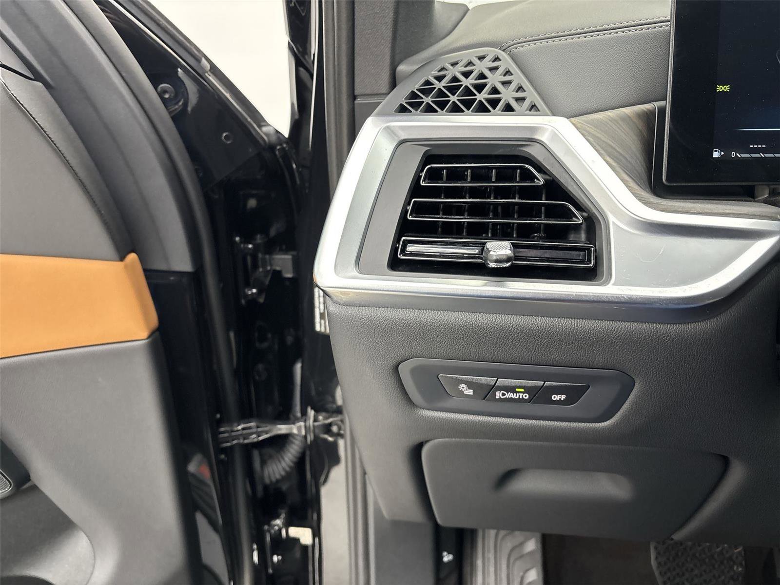 Used 2024 BMW X5 xDrive40i w/ Parking Assistance Package image 31