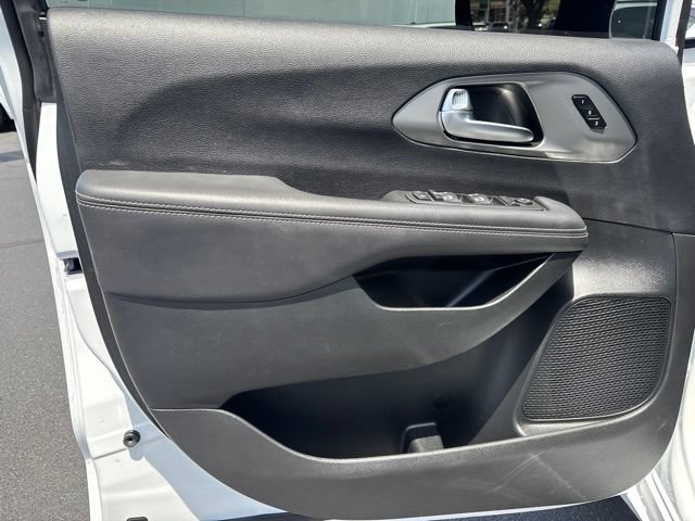 Used 2025 Chrysler Pacifica Select FWD image 17