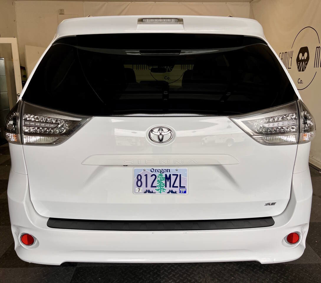 Used 2012 Toyota Sienna SE FWD image 3