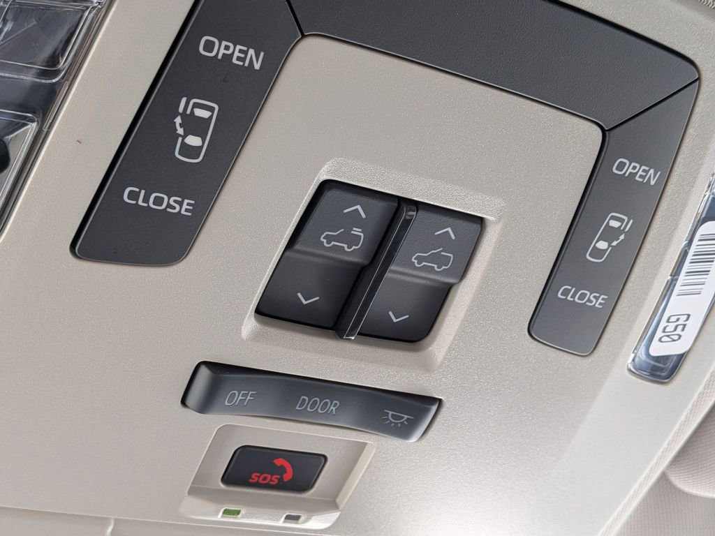 Used 2025 Toyota Sienna LE w/ LE Plus Package image 20