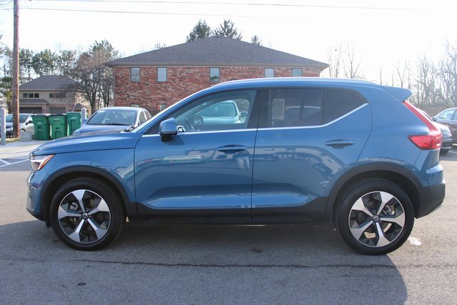 Used 2025 Volvo XC40 B5 Plus image 5