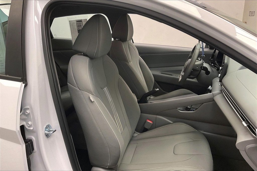 Certified 2025 Hyundai Elantra Sport w/ Cargo Package image 6