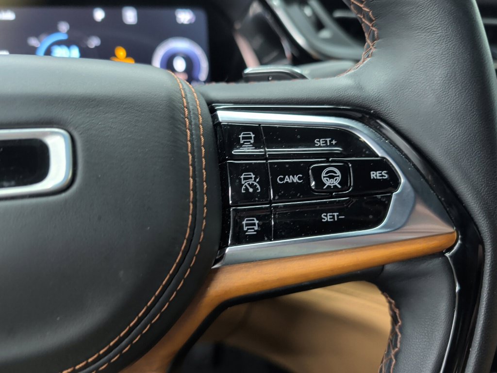 Used 2023 Jeep Grand Cherokee Summit AWD/4WD image 17