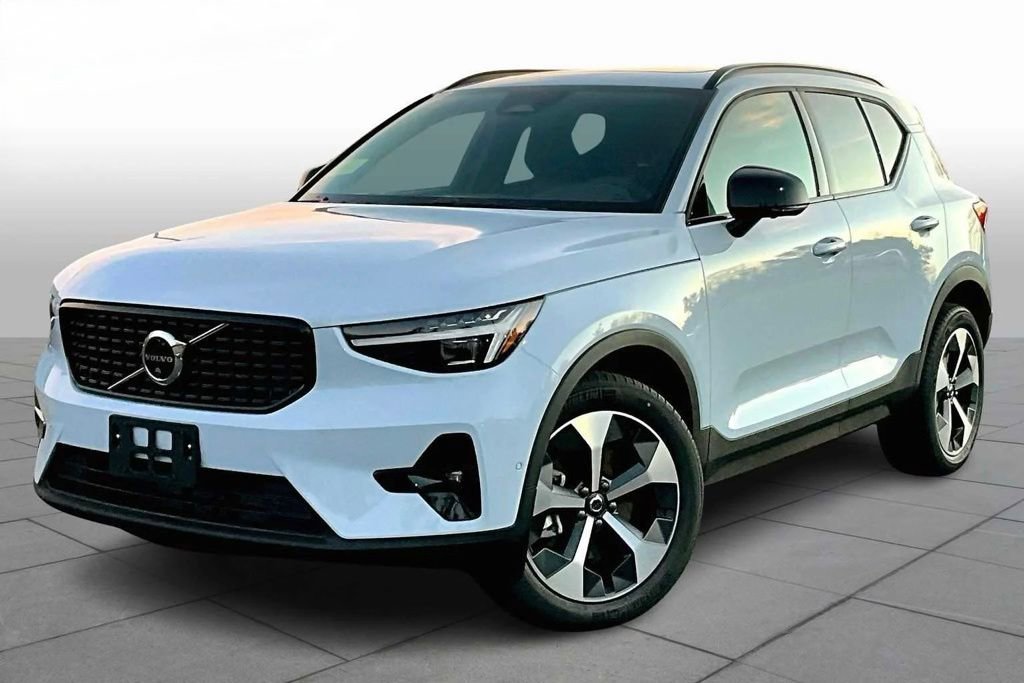 Used 2026 Volvo XC40 B5 Plus w/ Protection Package Premier AWD/4WD image 2