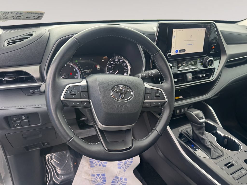 Used 2025 Toyota Highlander XLE AWD/4WD image 12