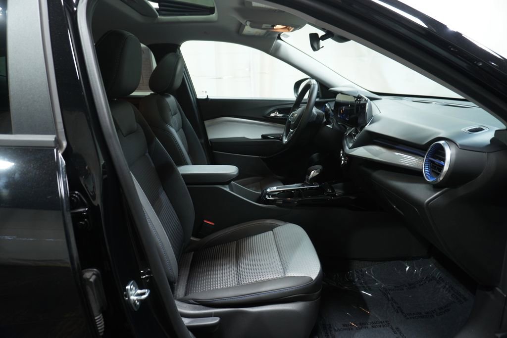 Used 2024 Chevrolet Trax LT w/ Sunroof Package FWD image 12