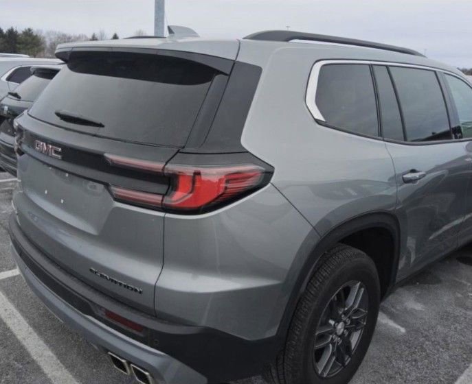 Used 2025 GMC Acadia Elevation image 4