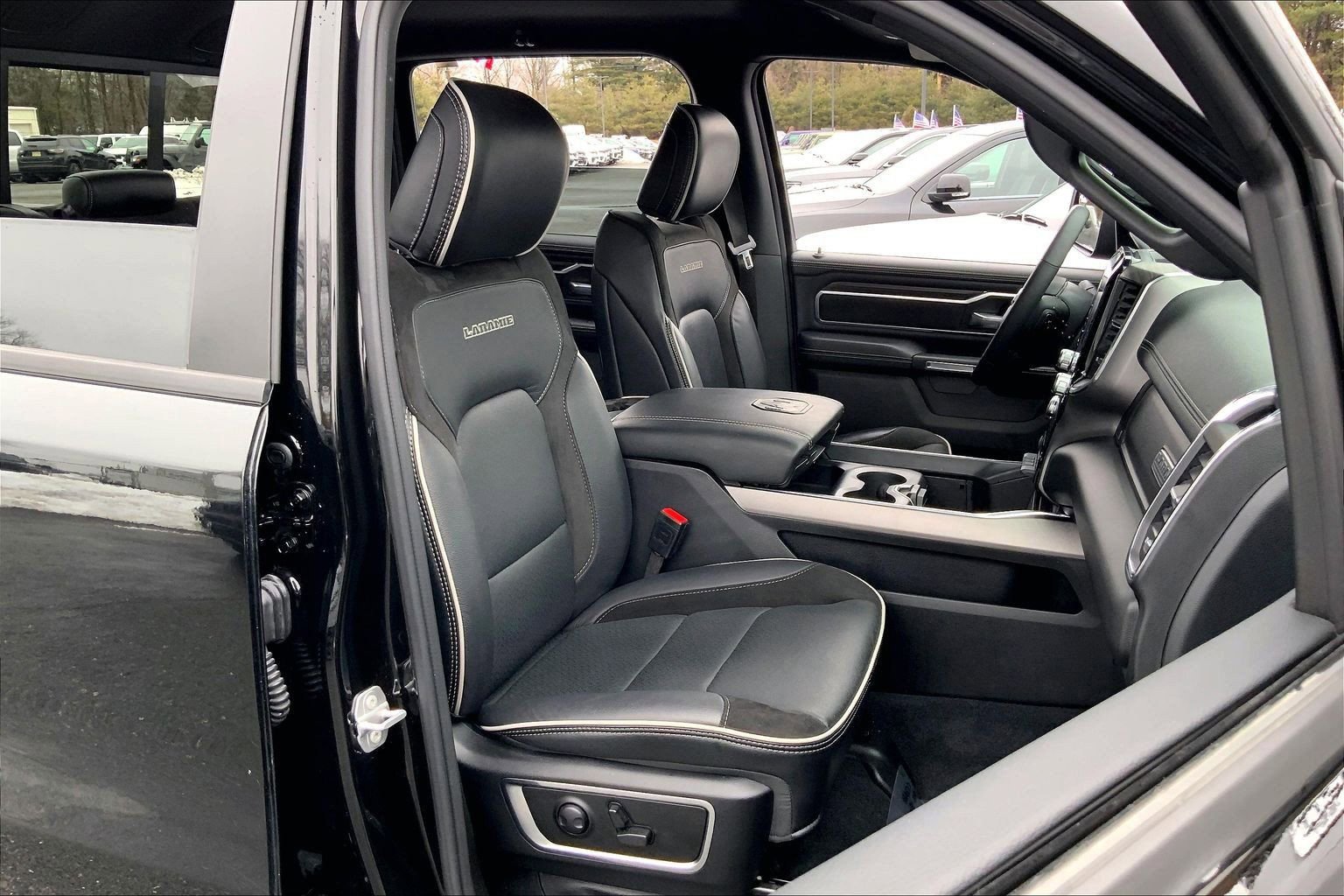 Used 2025 RAM 1500 Laramie AWD/4WD image 7