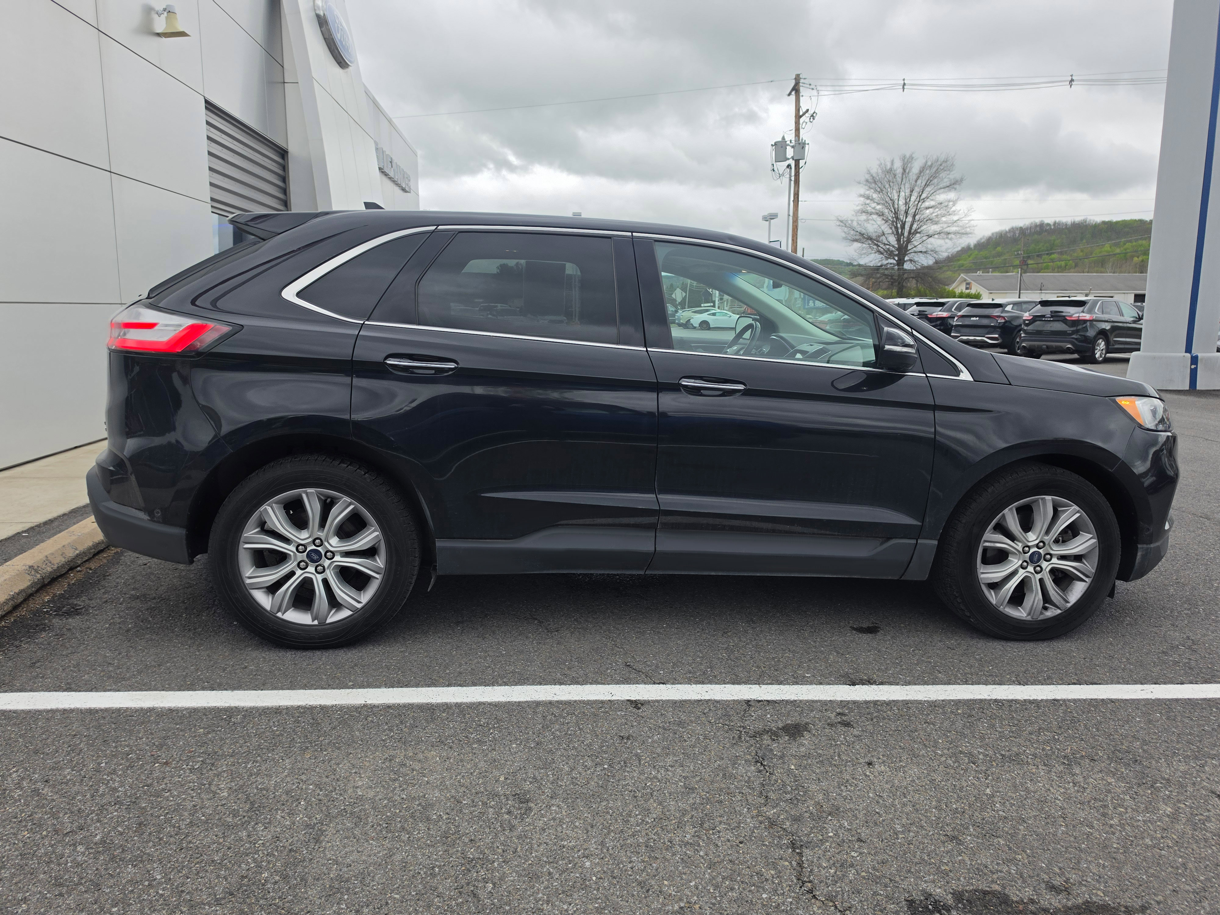 Used 2020 Ford Edge Titanium w/ Equipment Group 301A AWD/4WD image 2