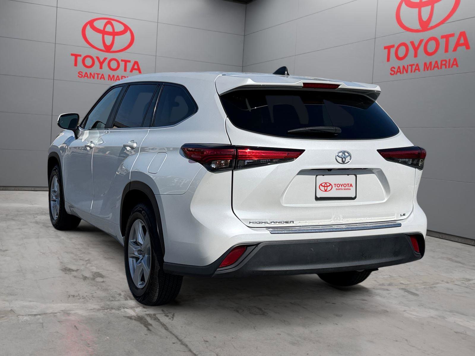 Used 2023 Toyota Highlander LE FWD image 2