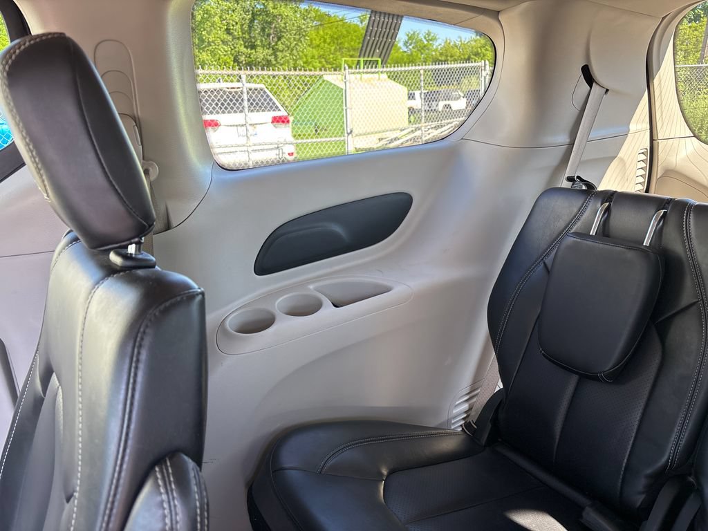 Used 2023 Chrysler Pacifica Touring-L FWD image 21