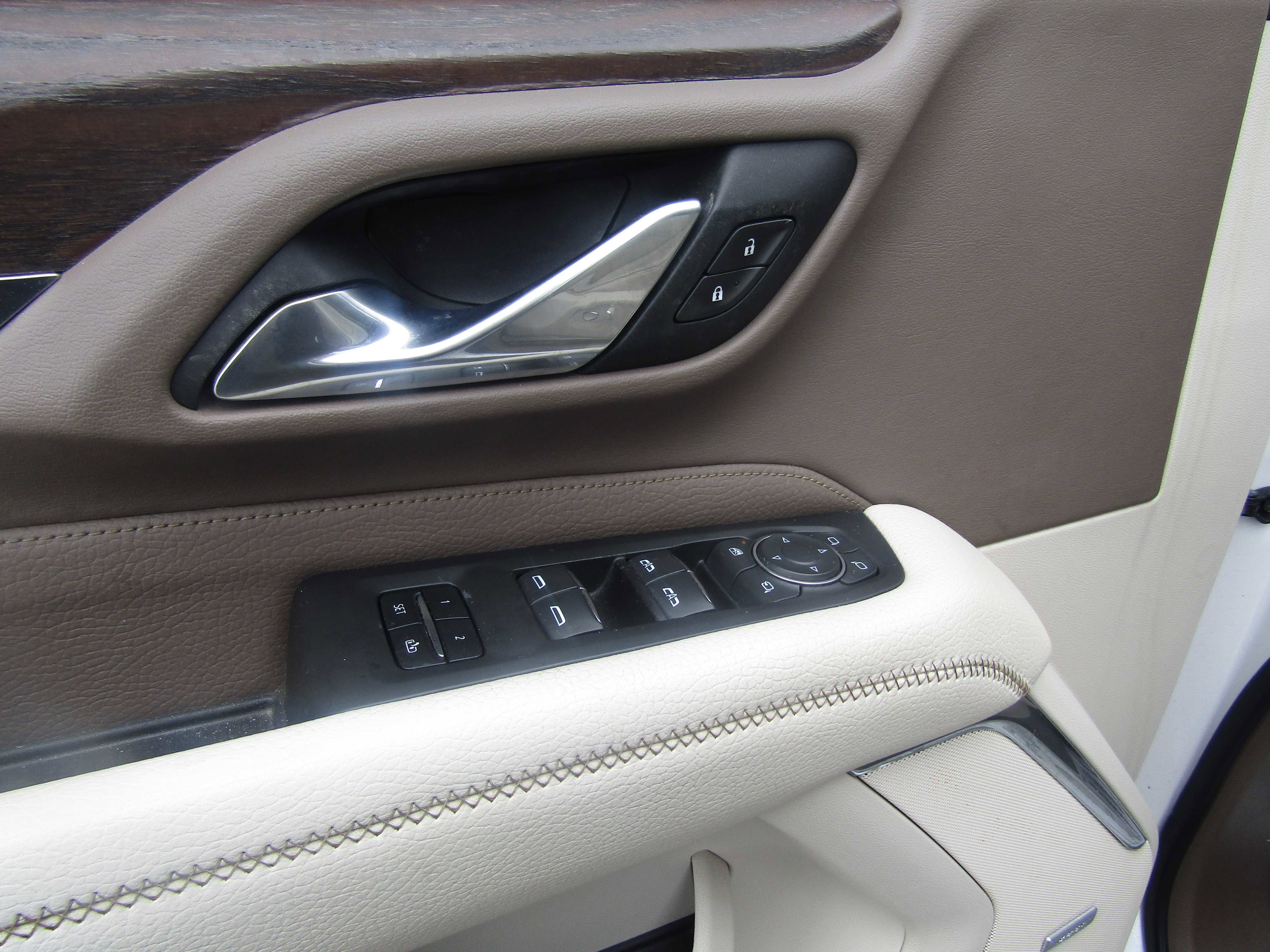 Used 2021 GMC Yukon XL Denali w/ Denali Premium Package image 9