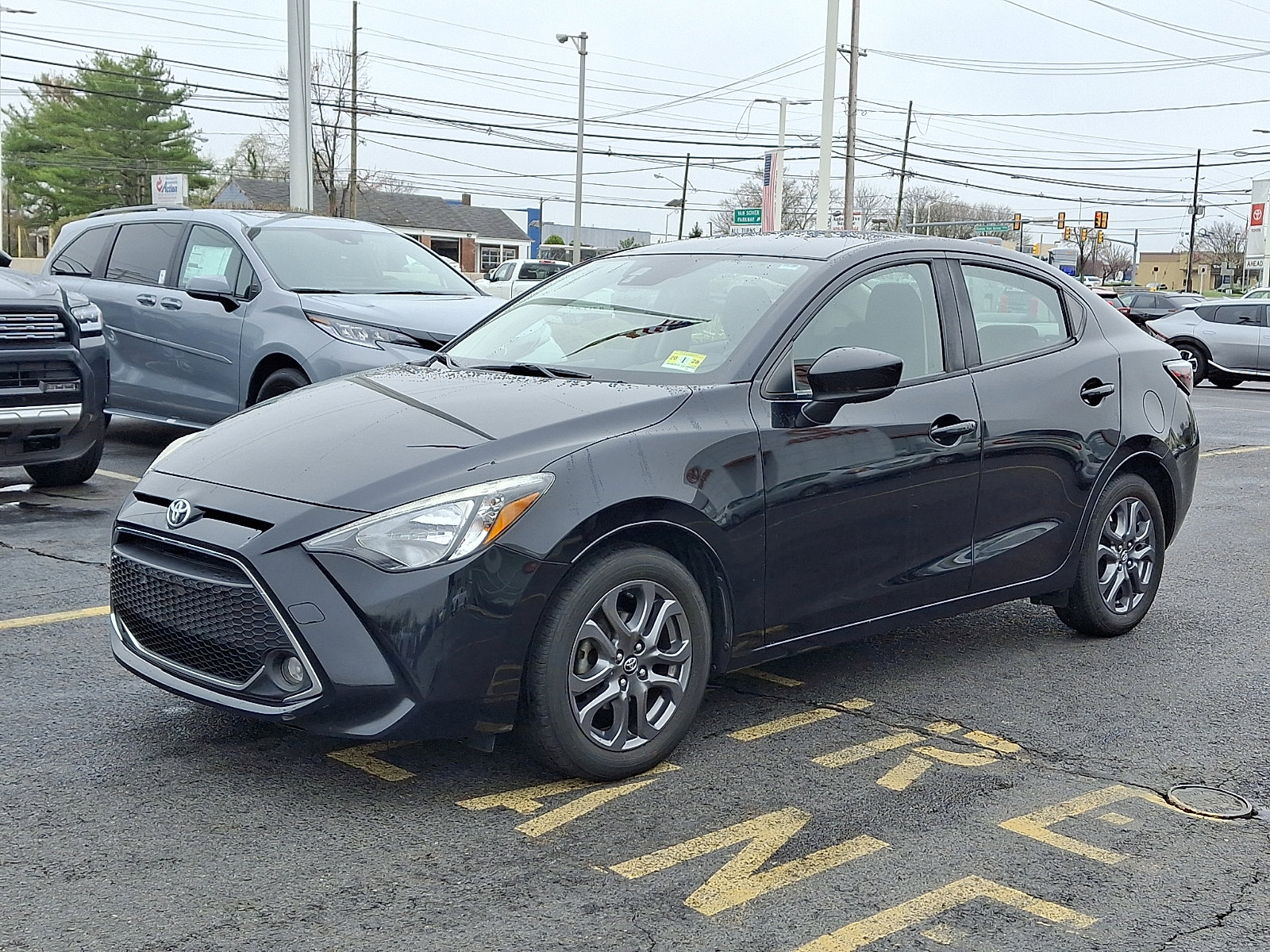 Used 2019 Toyota Yaris LE image 3