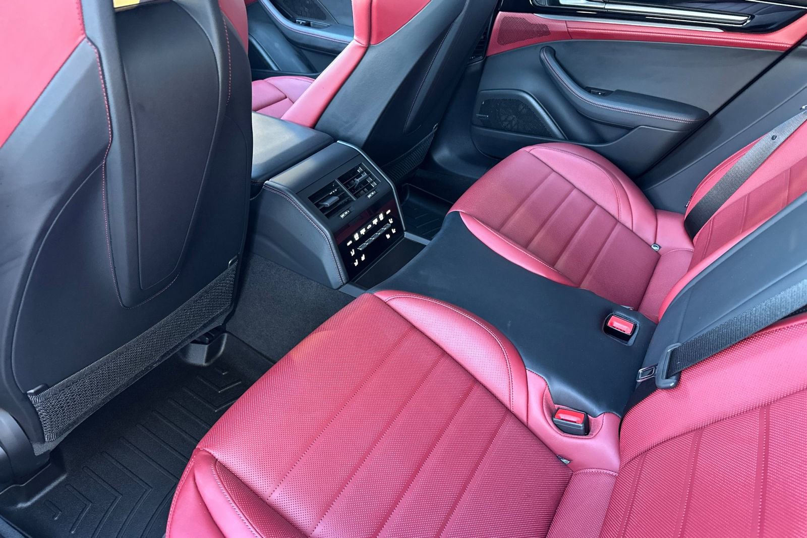 Used 2024 Porsche Panamera image 15