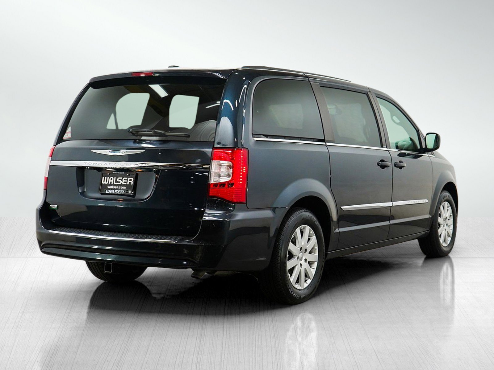 Used 2014 Chrysler Town & Country Touring FWD image 5