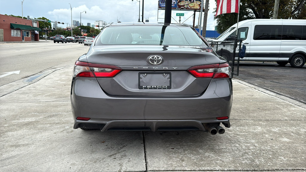 Used 2018 Toyota Camry SE w/ Moonroof Package FWD image 13