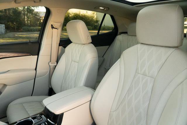 Used 2021 Buick Envision Avenir w/ Technology Package II image 23