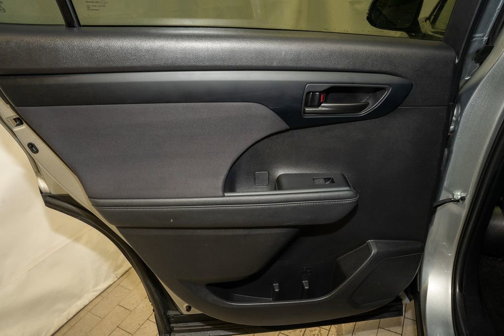 Used 2024 Toyota Highlander LE image 11