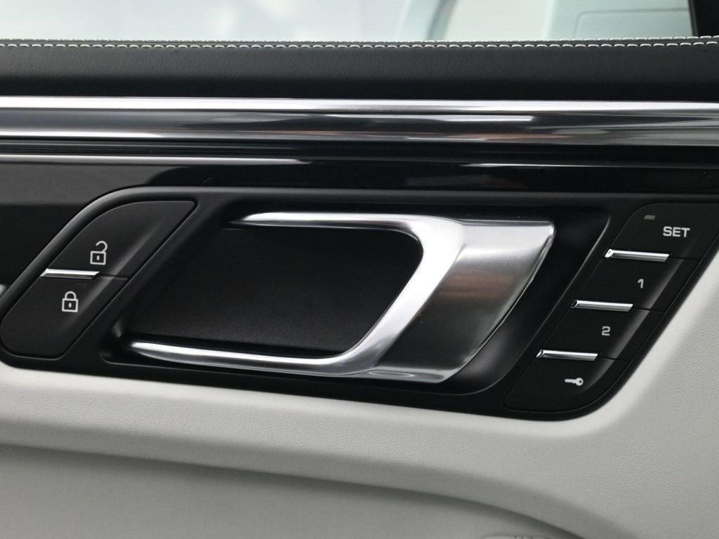 New 2026 Porsche Macan image 18