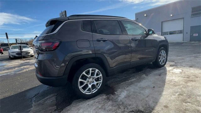 Used 2022 Jeep Compass Latitude w/ Sun and Sound Group image 8