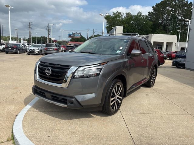 Used 2024 Nissan Pathfinder Platinum FWD image 3