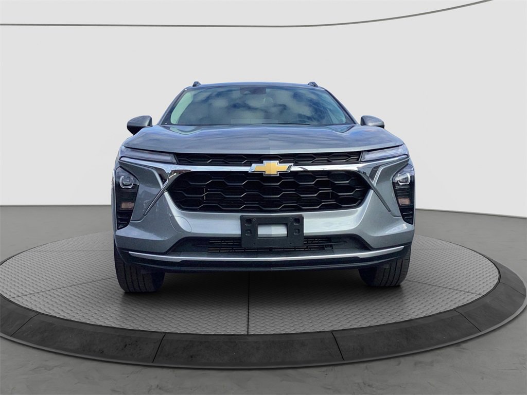 Used 2024 Chevrolet Trax LT w/ LT Convenience Package image 2