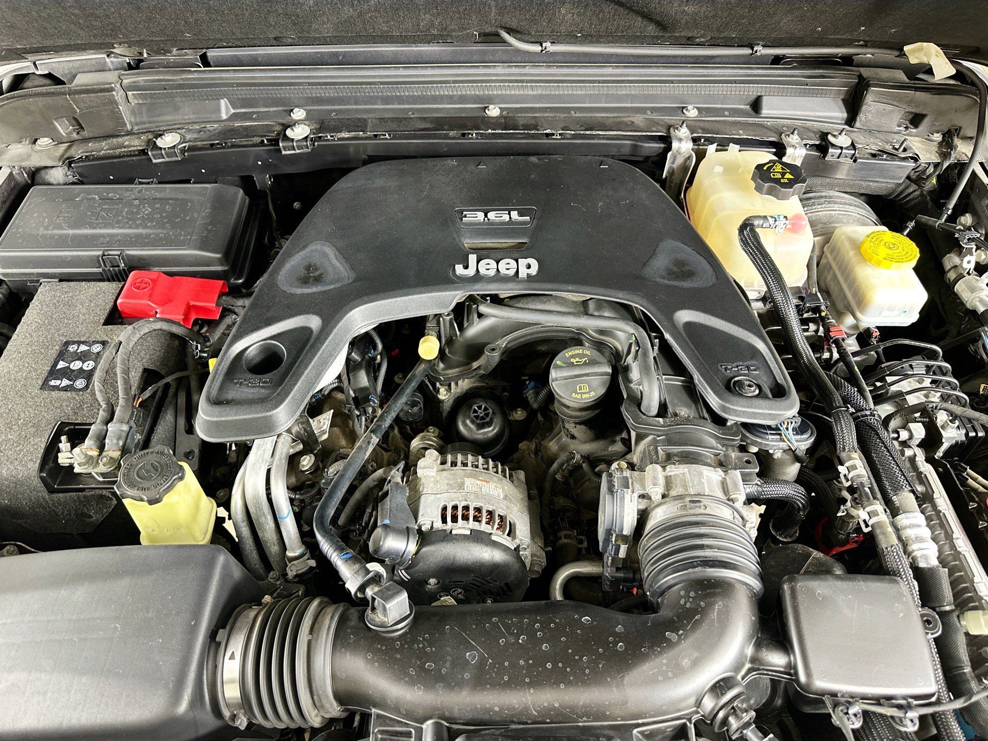 Used 2018 Jeep Wrangler Unlimited Sahara w/ Cold Weather Group AWD/4WD image 34