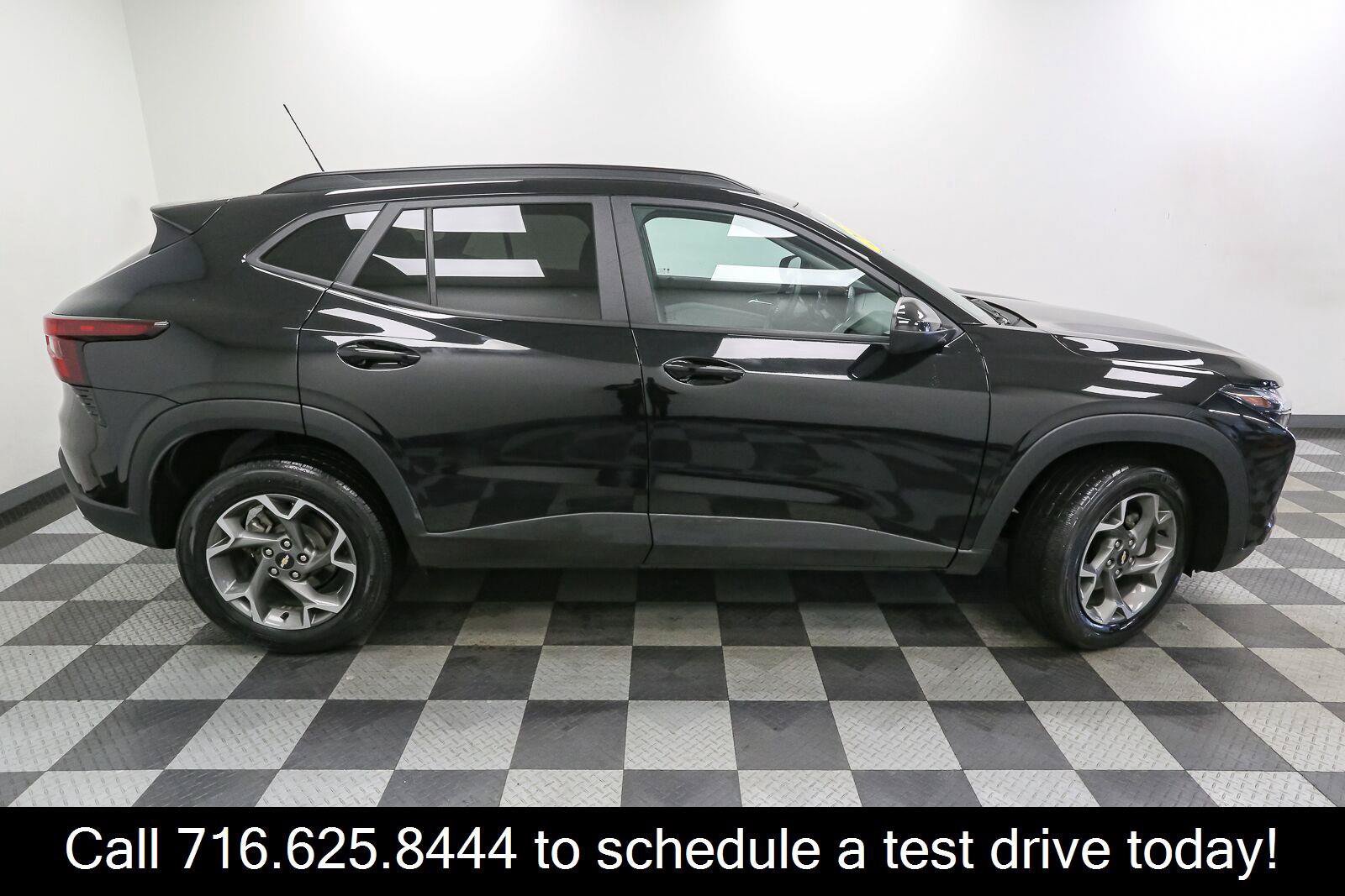 Used 2025 Chevrolet Trax LT FWD image 7