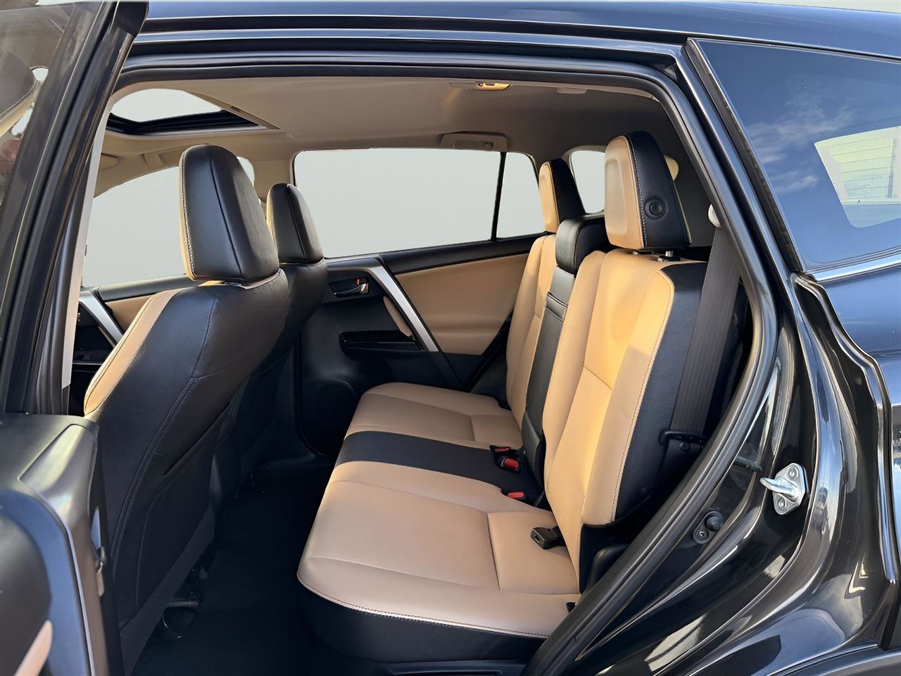 Used 2017 Toyota RAV4 Limited w/ Carpet Mat Package image 18